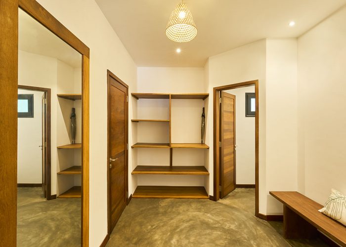 Profitez d’un séjour inoubliable à Nosy Be dans la Suite Be du Loharano Lodge. Chambre 59 m², vue piscine et jardin, confort moderne pour jusqu’à 4 personnes.